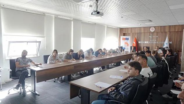 Gençler için projeler sürüyor