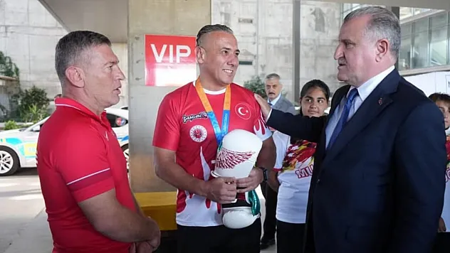 Gençlik ve Spor Bakanı Bak'ı Muğla'da milli sporcular karşıladı