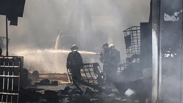 Geri dönüşüm deposundaki yangına 4 saatte kontrol altına alındı