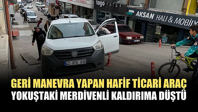 Geri manevra yapan hafif ticari araç yokuştaki merdivenli kaldırıma düştü