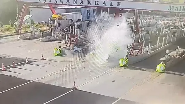 Gişelerde Feci Son! Araç Bariyere Ok Gibi Çarptı: 1 Kişi Hayatını Kaybetti