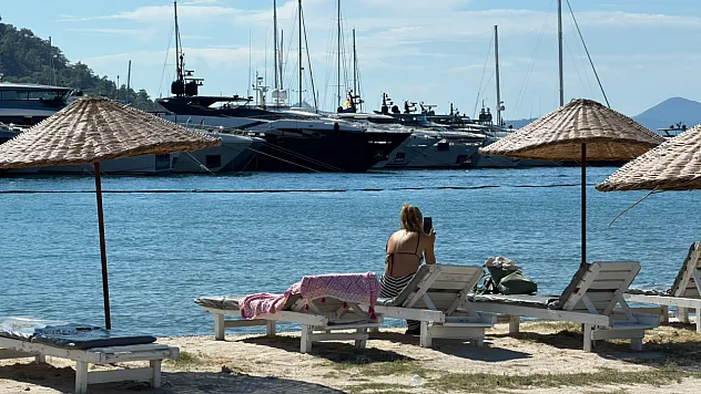 Göcek'te güneş yüzünü gösterdi, vatandaşlar denize girdi