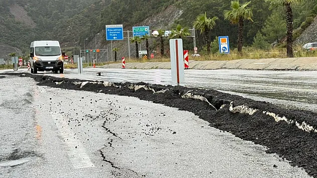 Göcek'ten Fethiye İstikametine Giden Yolda Asfalt Çökmesi