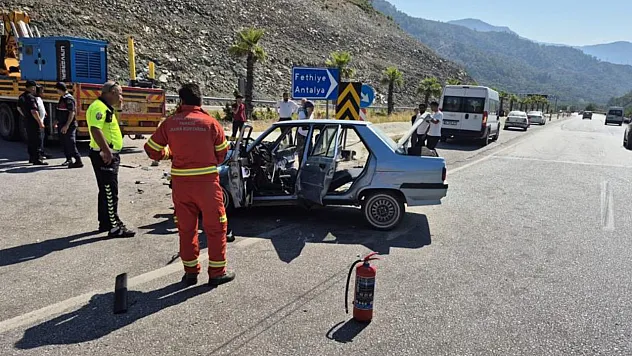 Göcek Tüneli'nde kaza: Sürücü araçta sıkıştı