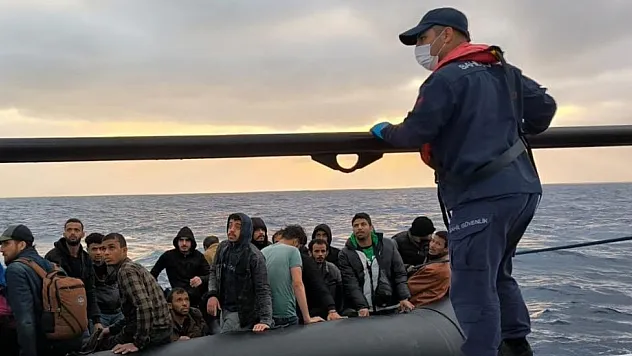 Göçmen botu, batma tehlikesi geçirdi