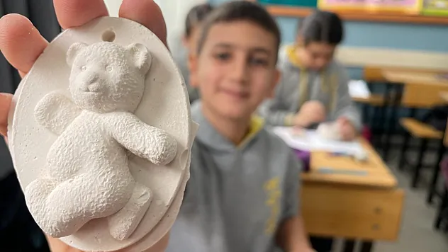 Gönüllü Gençler Çocukları Sanatla Buluşturdu