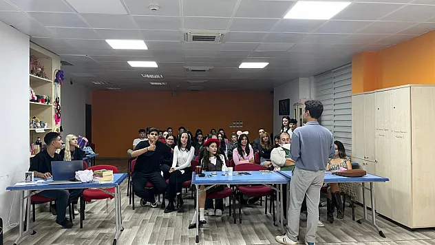 Gönüllü gençler tiyatro sahnesi için kolları sıvadı