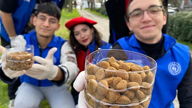 Gönüllü gençlerden kalpleri ısıtan örnek davranış