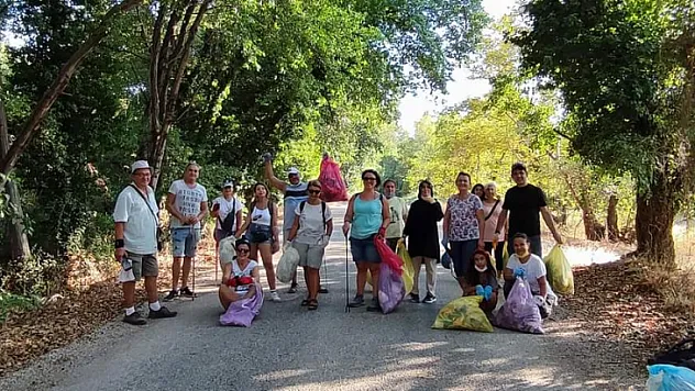 Gönüllü vatandaşların çevre temizliği örnek oluyor