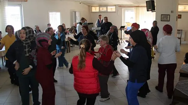 HUZUREVİ SAKİNLERİ YENİ YILI KUTLADI