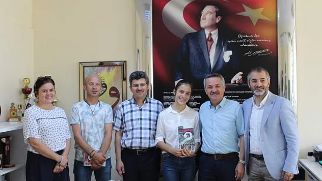 GENÇ YAZAR, KİTABINI İLÇE MİLLİ EĞİTİM MÜDÜRÜ KAYA İÇİN İMZALADI