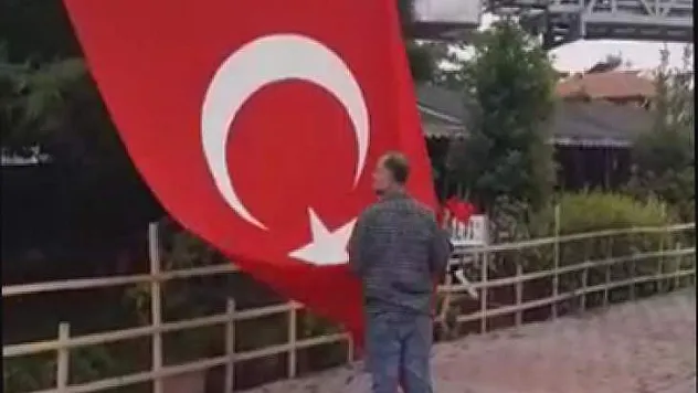TÜRK BAYRAĞINI ASMAK İÇİN İTFAİYE YARDIMA KOŞTU