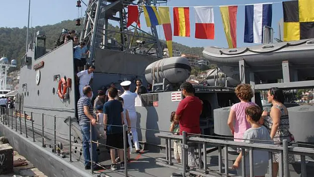 ZİYARETE AÇILAN FIRTINA HÜCUMBOTUNA BÜYÜK İLGİ