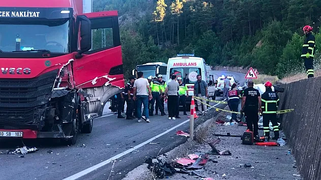 Hafif ticari araç çarpıştı: 1 ölü, 1 yaralı