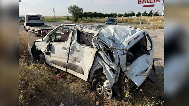 Hafif ticari araç takla attı: 1 ölü, 2 yaralı