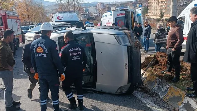 Hafif ticari araç takla attı: 3'ü ağır 4 yaralı