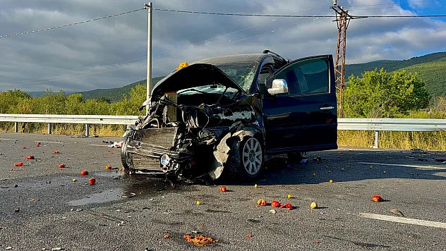 Hafifi ticari araçlar çarpıştı: 1 ölü, 4 yaralı