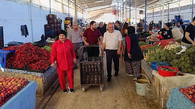 Halil Ayat, Fethiye Salı Pazarı esnafıyla tek tek bayramlaştı, baklava ikram etti