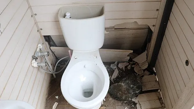 Halk plajında bulunan tuvaletlere taşlı saldırı