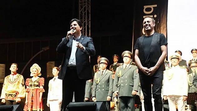 Haluk Levent ve Kızılordu Korosu, Fethiye'de Cumhuriyet marşlarını seslendirdi