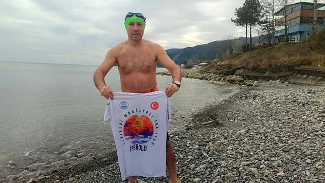 'Hastaneler dolu' dedi, soğuk havaya aldırmadan şifa bulmak için denize girdi