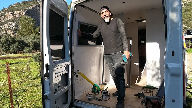 Hayali olan karavanı kendi imkânları ile yapıyor