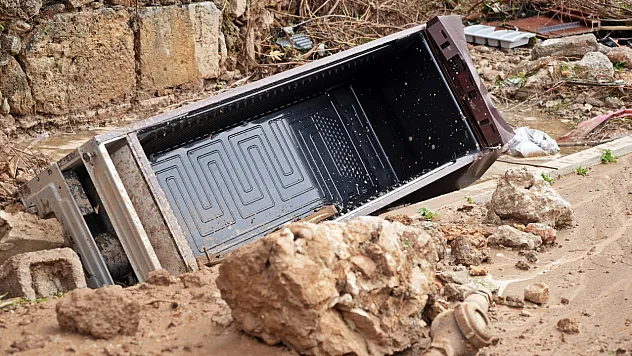 Hayatı felç eden sağanak tarihi surları da yıktı