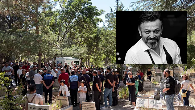 Hayatını kaybeden oyuncu Serhat Kılıç, Karşıyaka Mezarlığı'nda defnedildi