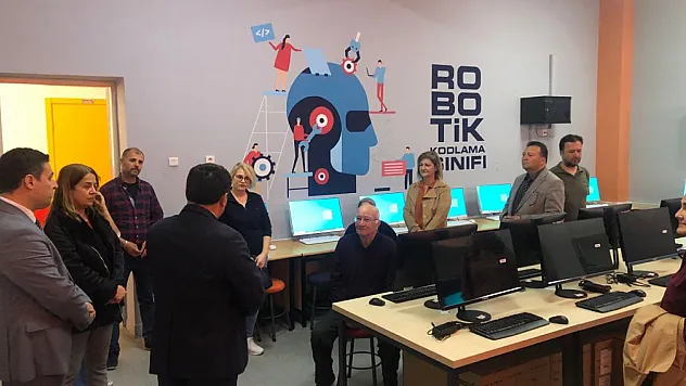 Hayırsever Yalçın, Gazi Ortaokulu'na Bilgisayar Laboratuvarı kazandırdı.