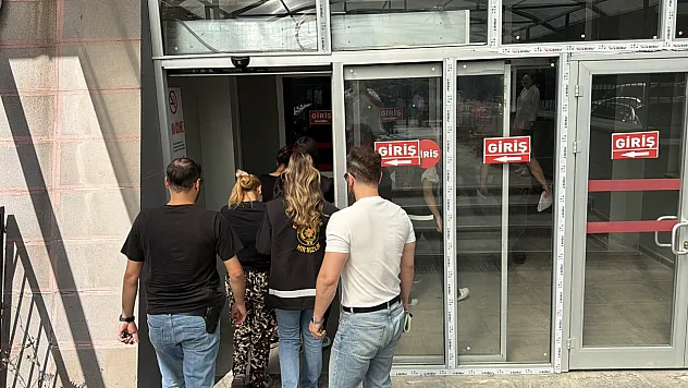 Hırsızlık amacı ile evin kapısını açmaya çalışırken suçüstü yakalanan 3 kadın tutuklandı