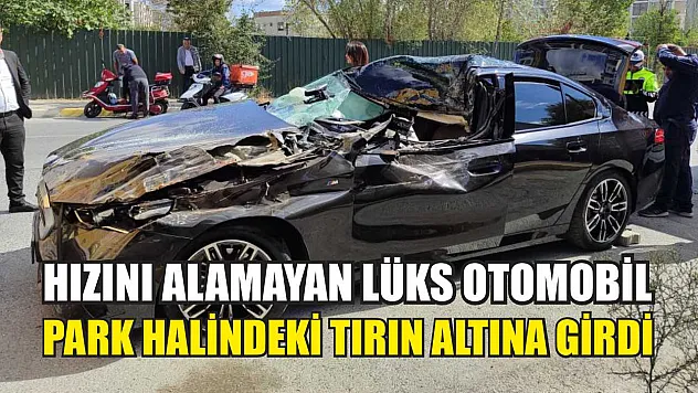 Hızını alamayan lüks otomobil park halindeki tırın altına girdi