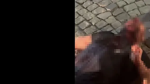 Husumetli olduğu akrabasının boğazını kesip kahvehanenin önüne attı