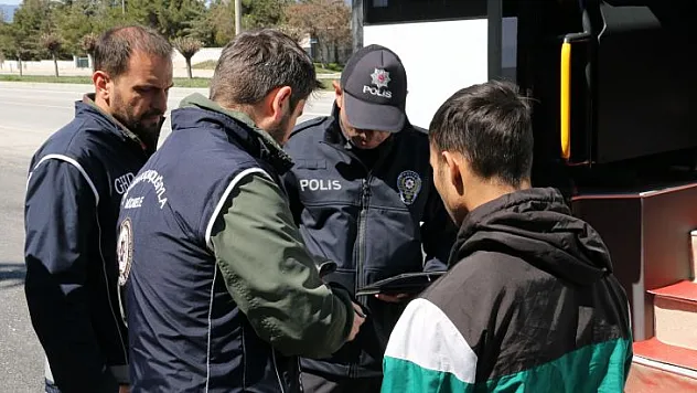 HUZUR UYGULAMASINDA BİN 353 DÜZENSİZ GÖÇMEN YAKALANDI