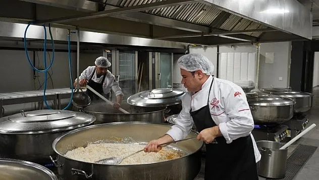 İHTİYAÇ SAHİBİ 7 BİN AİLEYE İFTARİYELİK DAĞITILIYOR