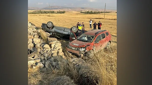 İki araç çarpıştı: 1 ölü, 5 yaralı