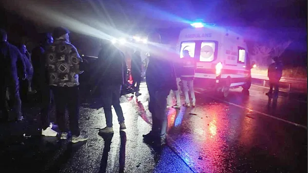 İki araç kafa kafaya çarpıştı: 1 ölü, 5 yaralı
