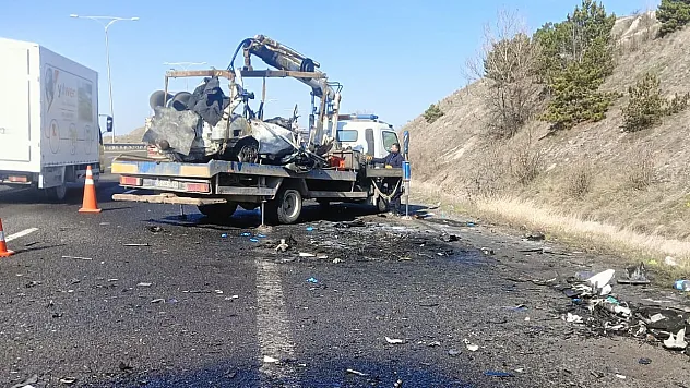 İki Araç Kafa Kafaya Çarpıştı: 5 Kişi Yaşamını Yitirdi