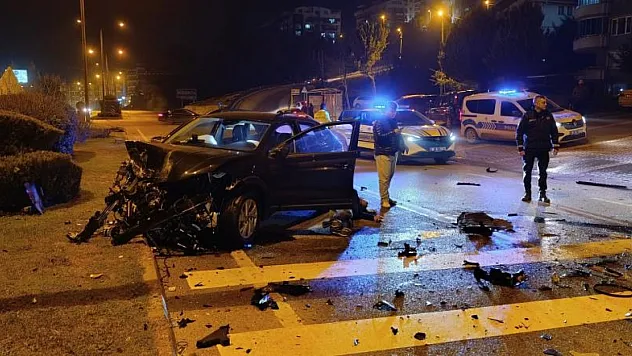 İki aracın kafa kafaya çarpıştığı feci kazada can pazarı: 3 ağır yaralı