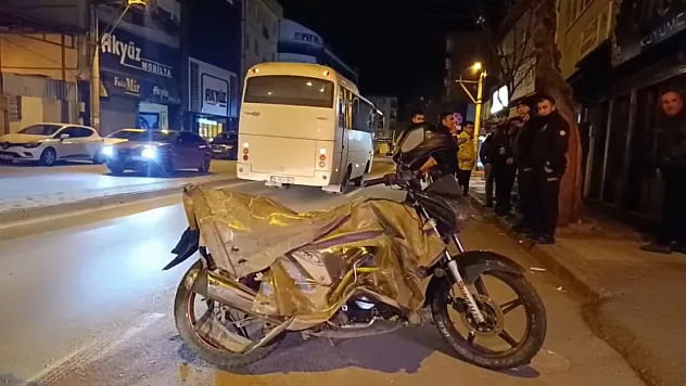 İki motosiklet çarpıştı: 1'i hamile 2 yaralı