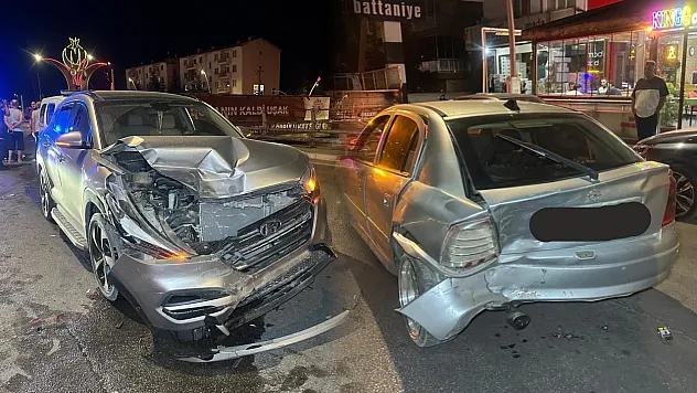 İki otomobil çarpıştı: 2'si çocuk, 6 yaralı