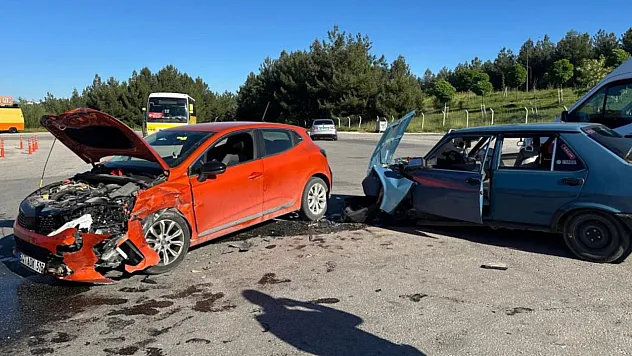 İki Otomobilin Çarpıştığı Kazada 5 Kişi Hastanelik Oldu