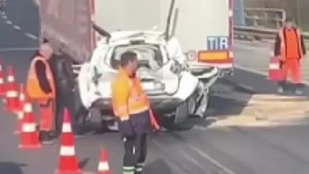 İki tırın arasında kalan araç kağıt gibi ezildi, 1 kişi öldü