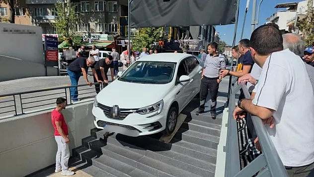 İlginç kaza: Otomobil marketin merdivenlerinde asılı kaldı