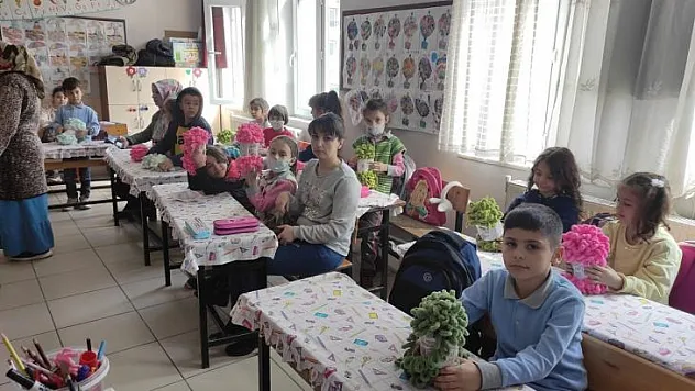 İLKOKUL ÖĞRENCİLERİ VE VELİLER DEPREMZEDE ÇOCUKLARA ATKI ÖRDÜ