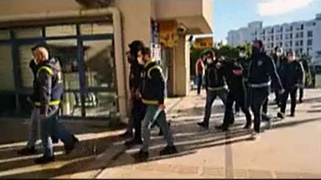 İngiliz bankalarını 32 milyon lira dolandırdılar