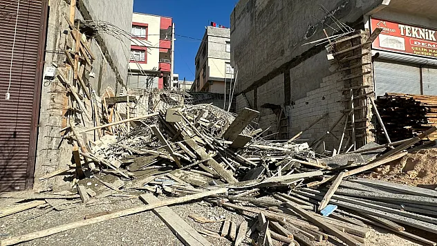 İnşaat çöktü: 1'i ağır 2 yaralı