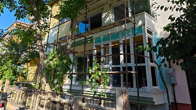 İnşaat mantolama işcisi iskeleden düşerek hayatını kaybetti