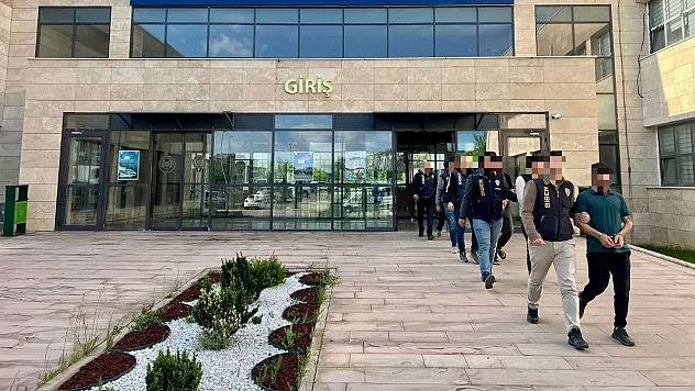 İnternet üzerinden yaklaşık 8 milyon 250 bin TL'lik dolandırıcılık yapan 5 kişi tutuklandı