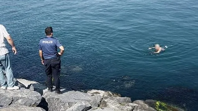 İntihar için kayalıklara çıkan şahıs, ikna edildiği sırada kayarak denize düştü