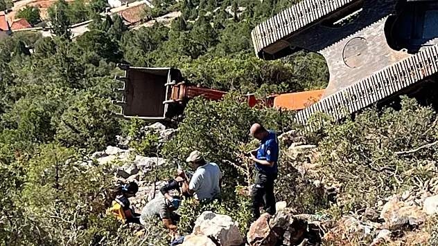 İş makinesi 60 metrelik uçuruma yuvarlandı operatör yaralı kurtuldu